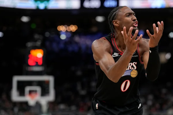Foto colorida de 76ers x Bucks - Metrópoles