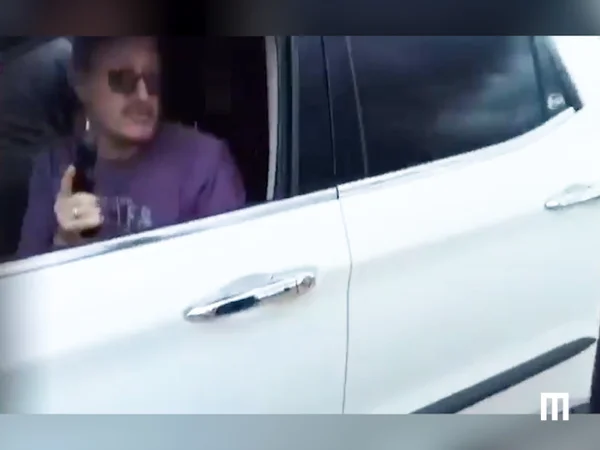 Homem com pistola empunhada