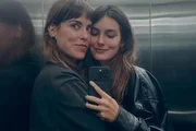 “Amor como destino", declara ex-atriz de Malhação ao anunciar noivado com a fotógrafa Emília Sauaia