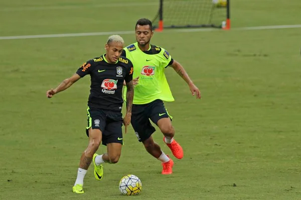 Tite mantém Willian no time e repete escalação titular em treino