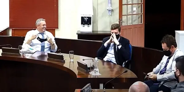 Porco, galinha, salame: vereadores caem na gargalhada ao divulgar rifa; vídeo