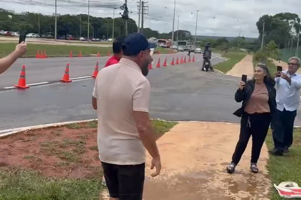 Imagem colorida de pessoas discutindo