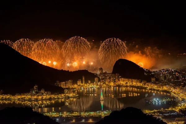 lagoa, morro e fogos atrás