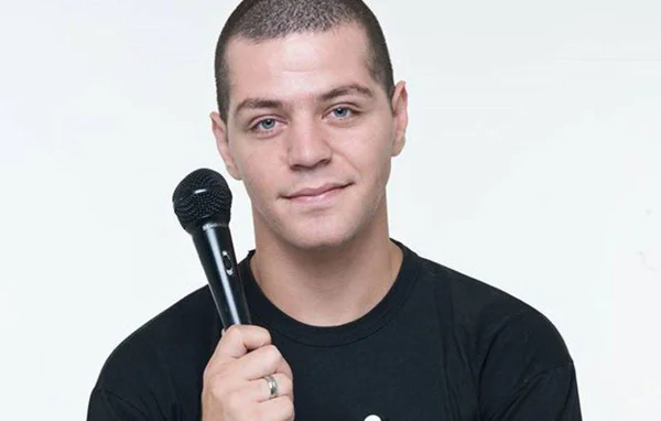 “Todo homem hétero passa mão na mandioca de outro homem”, diz Victor Sarro