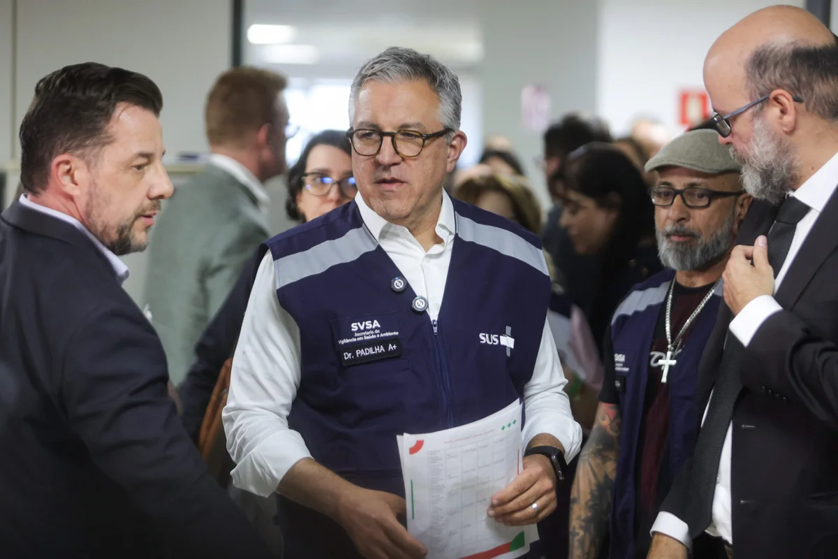 Ministro da Saúde, Alexandre Padilha, anuncia medidas da pasta diante dos casos de intoxicação por metanol Metropoles