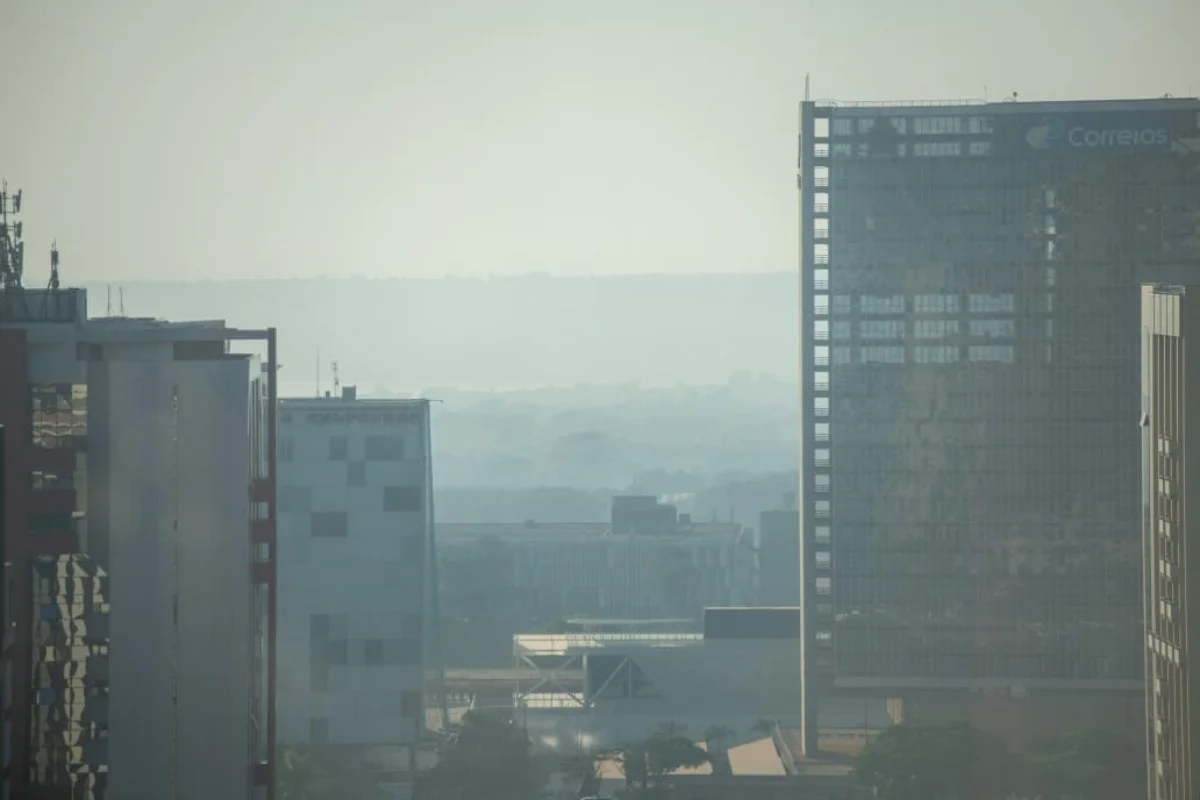 Névoa seca encobre Brasília nesta manhã, reduzindo a visibilidade e alterando a paisagem da capital. O fenômeno é resultado do tempo seco e ventos fortes típicos deste período. Névoa seca encobre Brasília nesta manhã, reduzindo a visibilidade e alterando a paisagem da capital. O fenômeno é resultado do tempo seco e ventos fortes típicos deste período.
