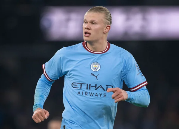 Erling Haaland do Manchester City em ação durante a quarta rodada da Carabao Cup entre Manchester City e Liverpool no Etihad Stadium em Manchester, Inglaterra - Metrópoles