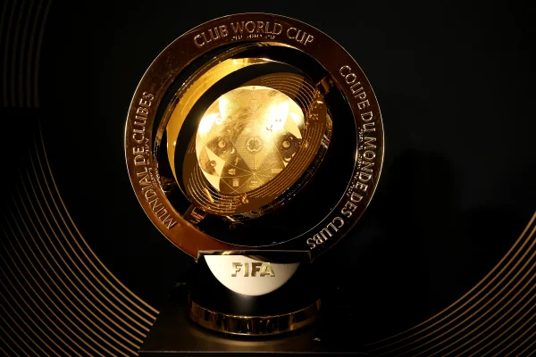 Foto colorida do troféu da Copa do Mundo de Clubes - Metrópoles