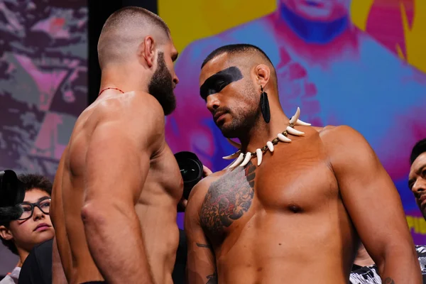 Imagem colorida da encarada da luta principal do UFC 327
