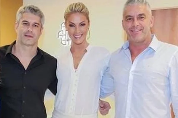 Gustavo Correa, Ana Hickmann e Alexandre posam juntos e sorridentes - Metrópoles