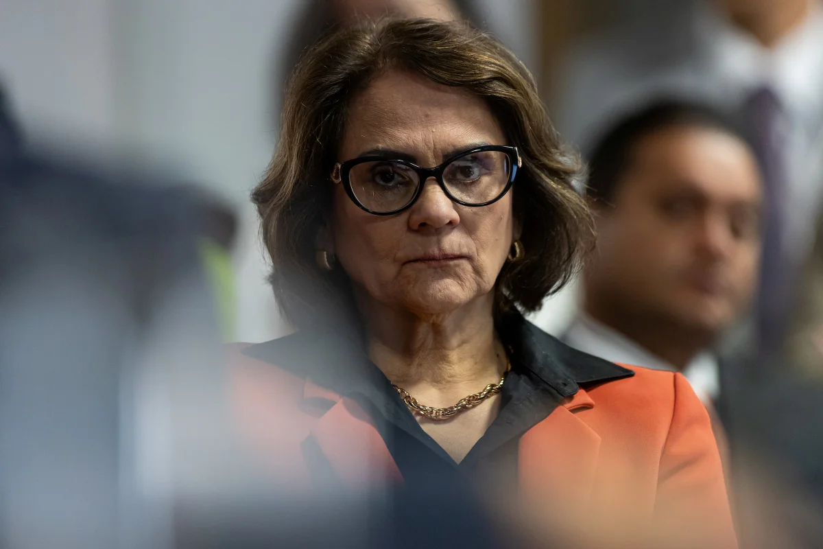 Damares diz que não irá a reunião de Flávio com mulheres e prevê ausência de Michelle