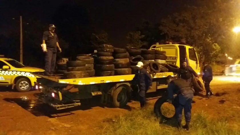 PMDF apreende pneus que seriam utilizados em protestos - imagem 2 PMDF apreende pneus que seriam utilizados em protestos - imagem 2