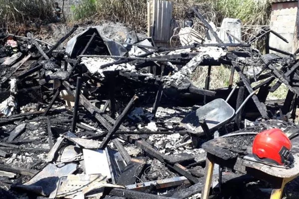 Incêndio em casa de madeira