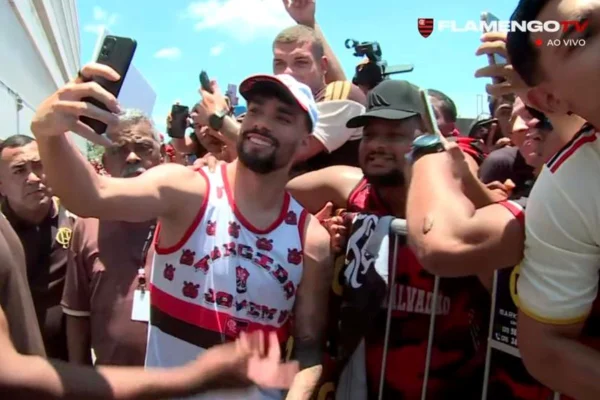 Imagem colorida de Lucas Paquetá com a torcida do Flamengo- MEtrópoles