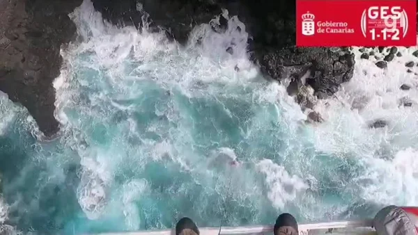 imagem colorida turista cai no mar ilhas canarias