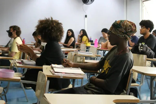 Foto colorida de quilombolas em sala de aula - Metrópoles