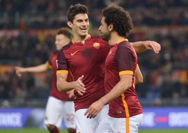 Roma goleia a Fiorentina e se aproxima dos líderes do Italiano