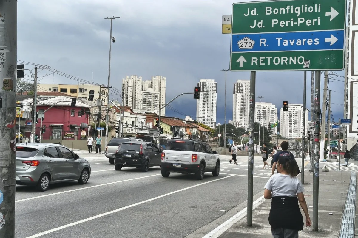 Tempo fechado na Avenida Francisco Morato, em SP Tempo fechado na Avenida Francisco Morato, em SP