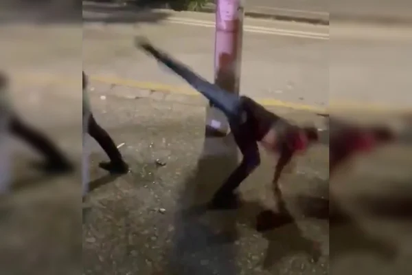 A cena de um dos rapazes dando um golpe de capoeira "no vazio" divertiu os internautas