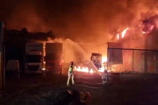 Incêndio de grandes proporções atinge galpão de fábrica em BH