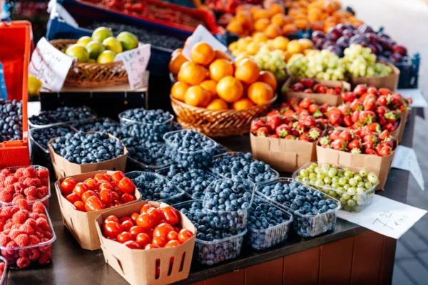 Imagem colorida de diferentes frutas em cima da mesa