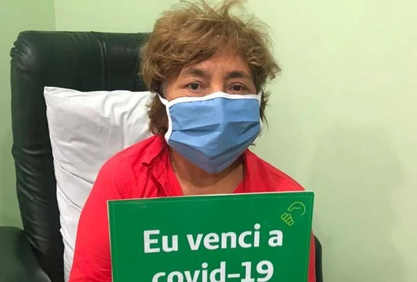 Idosa vence a Covid-19 e emociona funcionários de hospital em João Pessoa