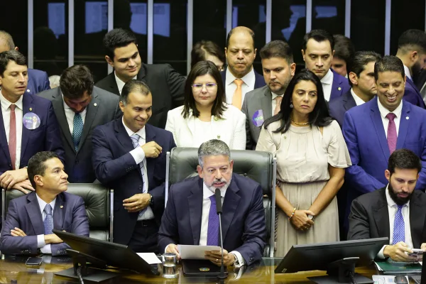 Foto colorida de presidente da Câmara dos Deputados, Arthur Lira (PP-AL), faz discurso de despedida antes de abrir votação para escolha de seu sucessor - Metrópoles