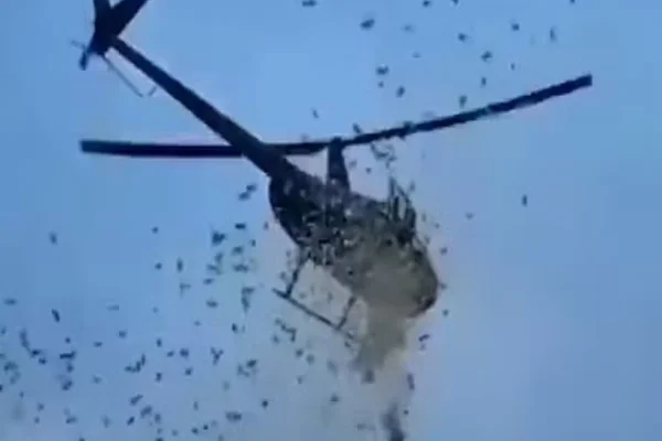 Imagem coloirda de helicóptero jogando dinheiro - Metrópoles