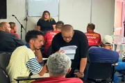 Alunos receberam apostilas Alunos receberam apostilas