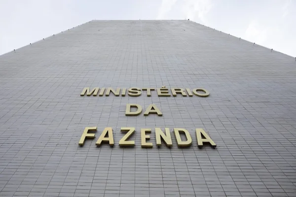 Imagem colorida da fachada do Ministério da Fazenda