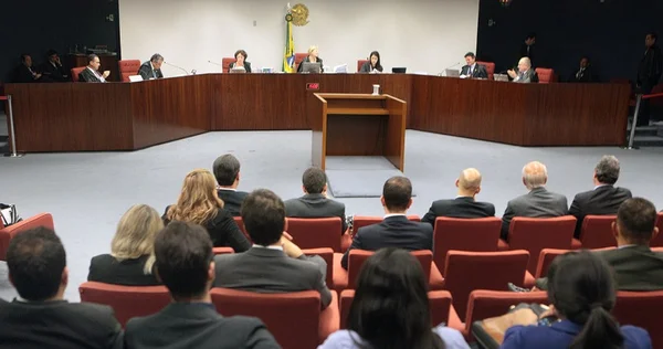 Por 2 votos a 1, Primeira Turma do STF mantém condenação de 26 anos de Luiz Estevão