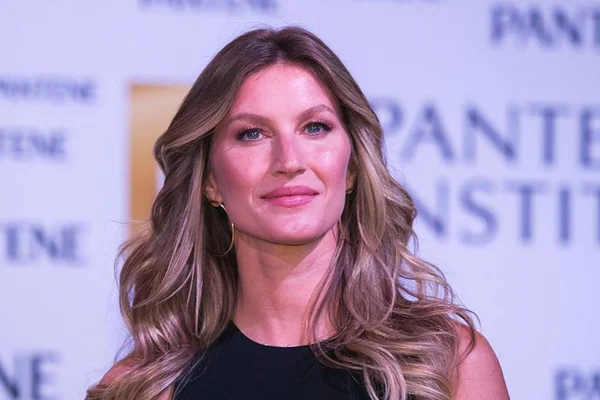 Em homenagem, fotógrafo posta foto de Gisele Bündchen nua