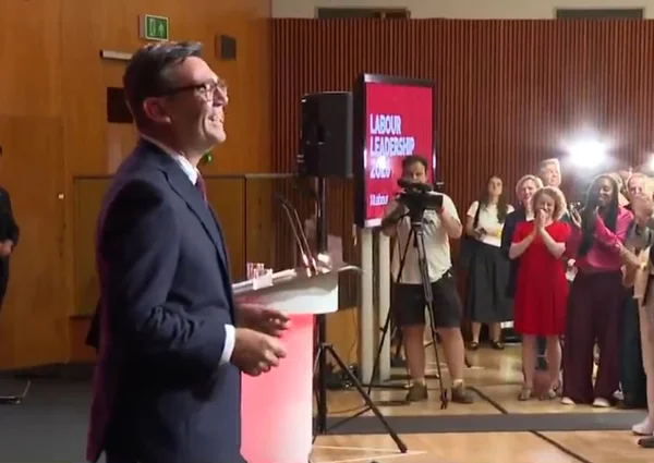 Reino Unido: Andy Burnham é o novo líder do Partido Trabalhista