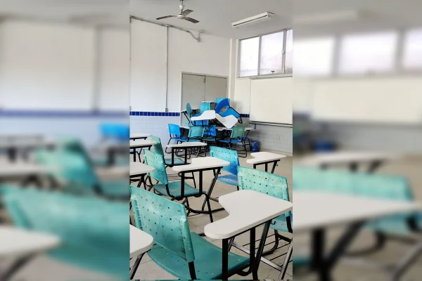 Ataque no Cefet: alunos bloquearam portas com cadeiras
