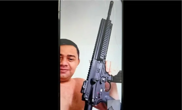 homem segurando fuzil
