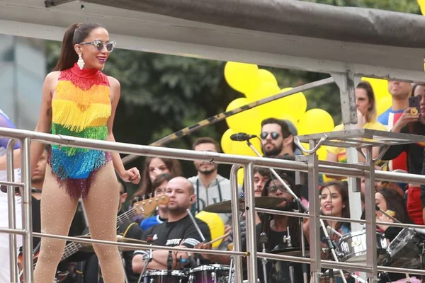 Anitta agita o público com show na Parada LGBT de São Paulo