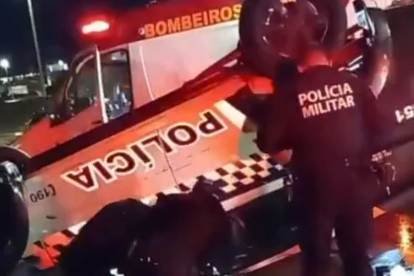 Viatura da Polícia Militar do DF capota durante ronda