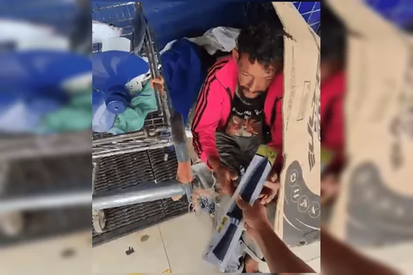 Jovem viraliza ao distribuir facas a moradores de rua e é investigado