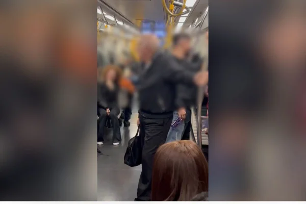 Imagens coloridas, borradas para não revelar as identidades das pessoas, mostram homem em pé no vagão de Metró e outros passageiros