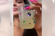 Os convidados bebiam em copos de plástico decorados com strass Os convidados bebiam em copos de plástico decorados com strass