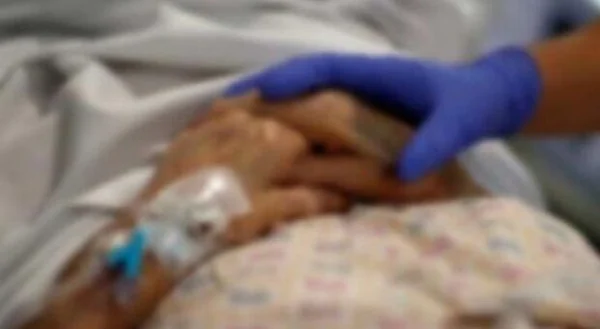 Idosa tem genitais queimados e morre após maus-tratos do próprio filho