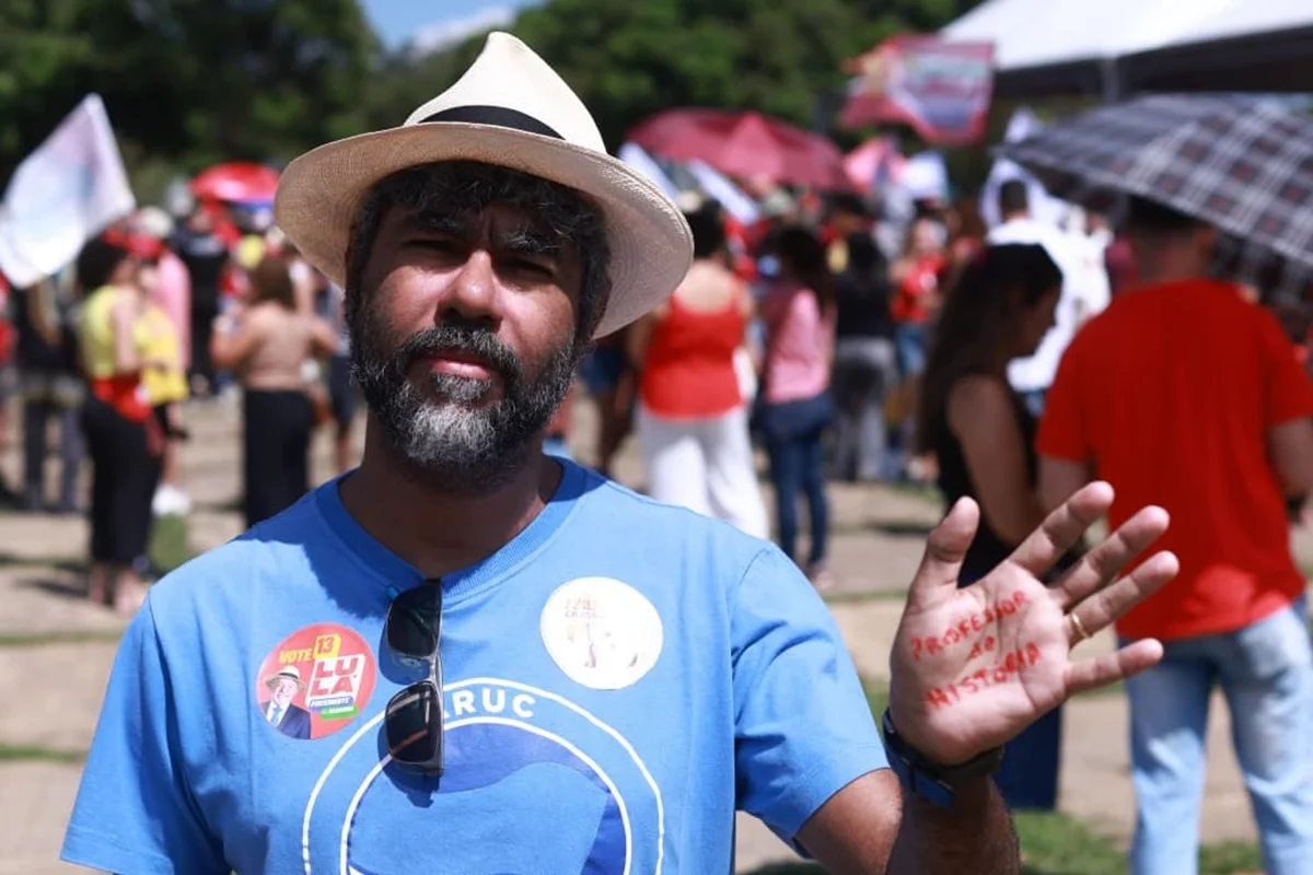 Em manifestação na Praça do Buriti, professores pedem diálogo com o GDF