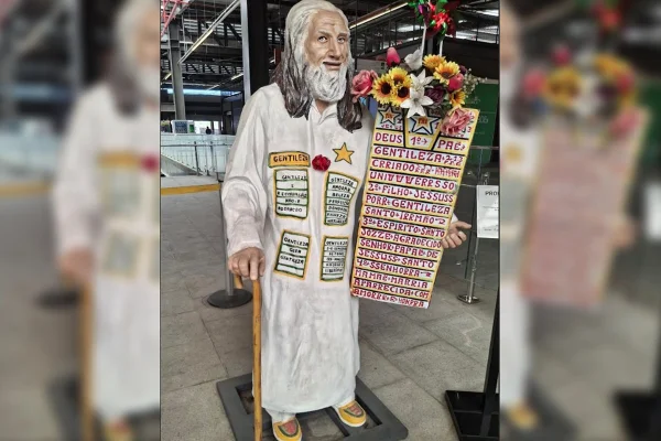 Estátua do poeta conhecido como Gentileza