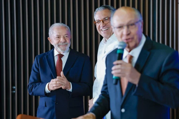 Imagem colorida mostra o presidente Lula e o vice-presidente Geraldo Alckmin em evento. Metrópoles
