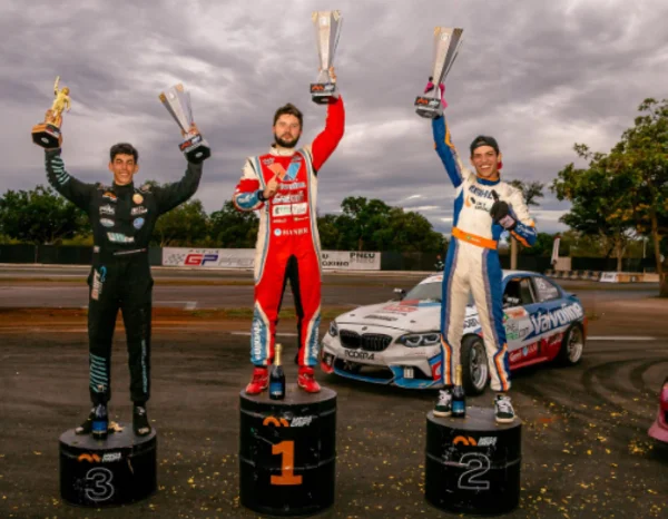 Imagem colorida do pódio do Mega Drift Brasil- Metrópoles