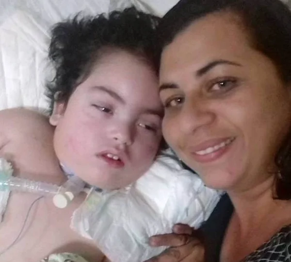 Mãe pede ajuda para enterrar filho que morreu após infecção hospitalar