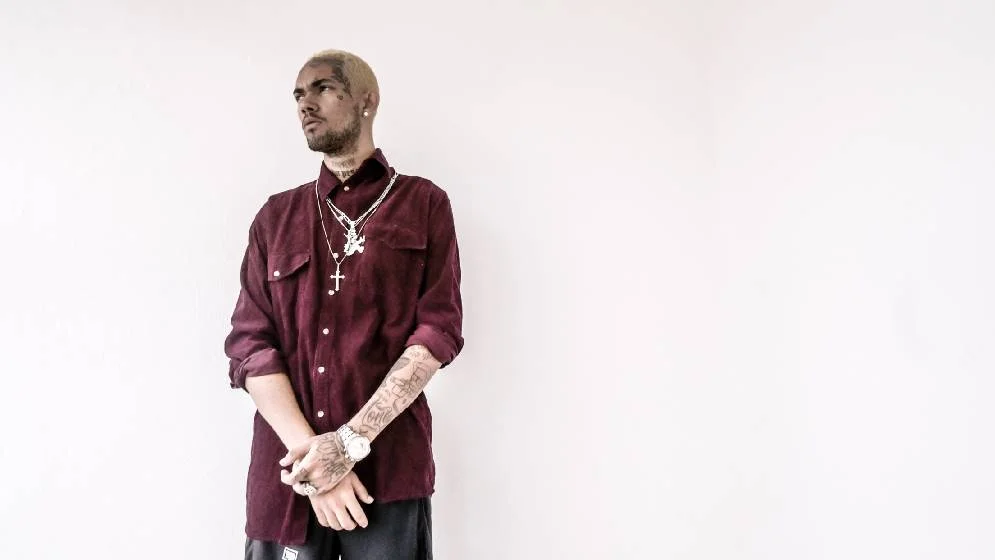 <b>Luiz Lins</b> — Com um conceito pós-millenial, o pernambucano Luiz Lins faz música do coração. Sua faixa "Eu Tô Bem" fala de solidão, depressão e bi-polaridade teve uma reação gigantesca no próprio YouTube, com vários vídeos de discussão e reacts <b>Luiz Lins</b> — Com um conceito pós-millenial, o pernambucano Luiz Lins faz música do coração. Sua faixa "Eu Tô Bem" fala de solidão, depressão e bi-polaridade teve uma reação gigantesca no próprio YouTube, com vários vídeos de discussão e reacts