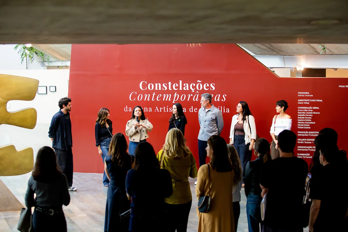 A visita foi guiada pela curadora Mônica Tachotte e mais cinco artistas expositores A visita foi guiada pela curadora Mônica Tachotte e mais cinco artistas expositores