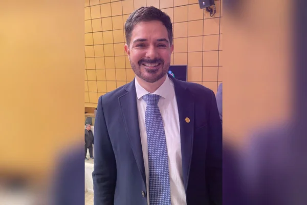 Imagens coloridas mostram do deputado estadual cassado pelo TRE-SP, um homem branco, com barba e cabelos curtos, sorridente em pose à frente do plenário da Assembleia Legislativa de São Paulo