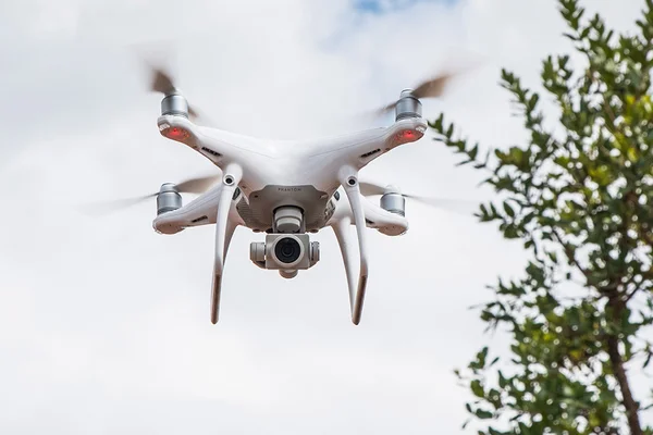 Drone branco voando